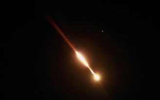 Iran vừa phóng hàng loạt tên lửa tấn công Israel