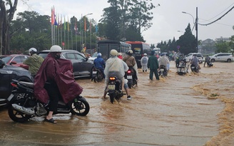 Đà Lạt mưa lớn như trút nước, nhiều tuyến đường ngập nặng