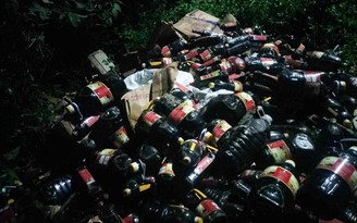 Quảng Nam: Gần 1.000 chai nước mắm, nước chấm vứt thành đống ở bụi rậm