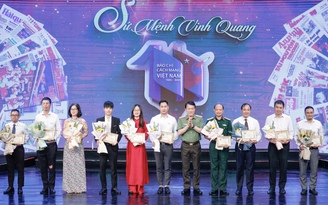 Phó tổng biên tập Báo Thanh Niên nhận Kỷ niệm chương Bảo vệ an ninh Tổ quốc