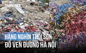Hàng nghìn thỏi son hết hạn bị vứt ven đường Hà Nội 
