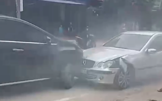 Lái xe sử dụng ma túy húc ô tô đi giật lùi 