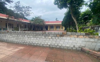 Xây tường rào chắn ngang trường học vì xã thất hứa