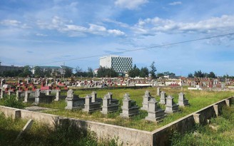 Những ngôi mộ tạm sát khu dân cư