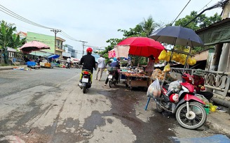 Buôn bán lấn chiếm trên cầu