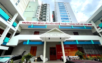 Sinh viên ‘kêu cứu’ vì không được thi tốt nghiệp tại sân khấu bên ngoài