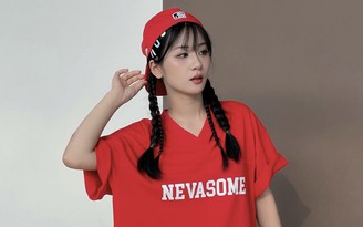 Áo thun cổ chữ V, món đồ không thể thiếu của cô nàng hiện đại
