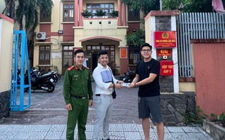 Rơi hơn 50 triệu đồng trước ngân hàng, người đàn ông bất ngờ được trả lại