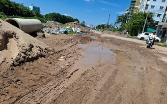 Đổ đất đá xuống đường