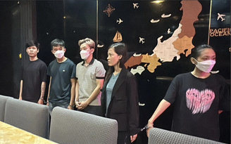 Hành hung, lột đồ bắt khách trả tiền: Tội cướp hay cưỡng đoạt tài sản?