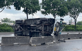 TP.HCM: Hai xe tông dải phân cách, đường Đỗ Mười ùn ứ kéo dài
