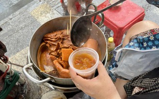 Ly, chén nhựa dùng 1 lần đựng thức ăn nóng bốc khói, độc hại thế nào?
