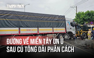 Xe tải tông dải phân cách, đường về miền Tây chật vật giữa trời mưa
