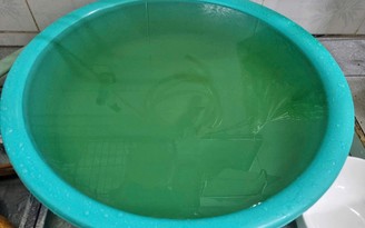Người dân bức xúc vì nước máy đen kịt