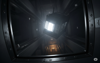 Thang máy rơi tự do khiến một người phụ nữ gãy cột sống