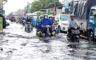 TP.HCM: Mưa lớn, đường ngập nước sâu, người dân bị cuốn trôi tài sản