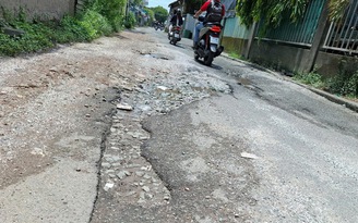 Đường nhiều ổ gà, đi lại khó khăn