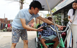 Tặng xe điện 3 bánh cho người bán vé số khuyết tật