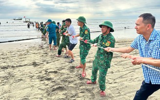 Hà Tĩnh: Giông lốc đánh chìm 58 tàu thuyền, 154 nhà dân bị tốc mái