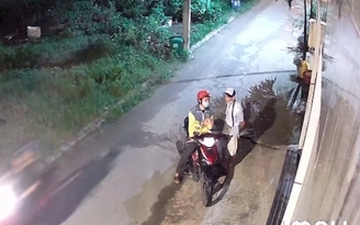 TP.HCM: Người khuyết tật tội nghiệp bị lừa giật 110 tờ vé số