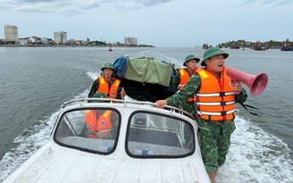 Chiến sĩ biên phòng giúp ngư dân Quảng Trị tránh bão số 3 (Wipha)