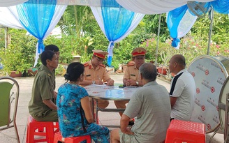 CSGT TP.HCM đến đám cưới tuyên truyền nồng độ cồn 'đã uống rượu bia thì không lái xe'