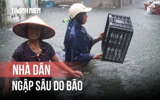Bão số 3 (Wipha): Người dân Thanh Hóa lội nước ngang bụng dọn đồ đạc chống bão