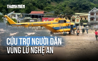 Cận cảnh trực thăng thả hàng cứu trợ người dân vùng lũ Nghệ An