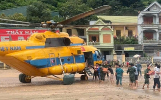 Trực thăng Mi-171 thả hàng cứu trợ người dân vùng lũ Nghệ An