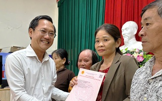 Người dân hồ hởi nhận sổ hồng sau 1 tháng chính quyền 2 cấp vận hành