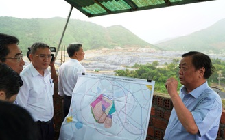 Phó chủ tịch Quốc hội Lê Minh Hoan thị sát tại bãi rác Khánh Sơn