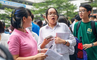 Từ chuyện hy hữu phụ huynh buồn vì con… 'lỡ' đậu trường công