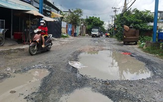 Đường xuống cấp, người dân đi lại khó khăn