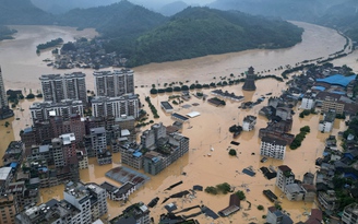 Sông vỡ bờ vì mưa lớn gây lũ quét chết người ở Trung Quốc