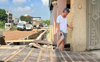 Mặt đường cao hơn nền nhà cả mét, dân bắc cầu vào nhà