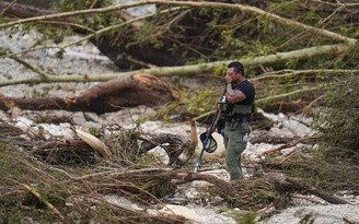 Người cha tuyệt vọng tìm kiếm con gái mất tích trong trận lũ quét ở Texas