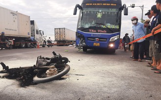 Gia Lai: Va chạm với xe khách, xe máy bốc cháy, hai người tử vong