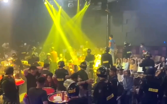 Hàng trăm cảnh sát đột kích 3 quán bar, phát hiện 186 người dương tính ma túy