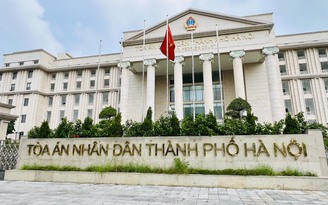 Giám đốc lái xe Mercedes tông thẳng vào cán bộ kiểm sát và chấp hành viên