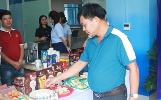 Người Hà Nội ngỡ ngàng vì đi làm giấy tờ được ăn điểm tâm miễn phí