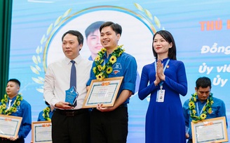 Vầng trăng khuyết tỏa sáng giữa đời thường