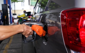 Giá xăng dầu hôm nay 2.8.2025: Lao dốc
