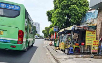Nhiều điểm dừng xe buýt bị lấn chiếm buôn bán