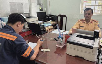 CSGT TP.HCM phạt tài xế xe rác chuyển làn ẩu từ phản ánh của người dân