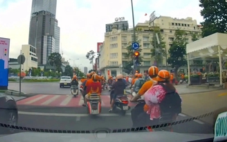 Xác minh vụ gần 20 xe máy nối đuôi vượt đèn đỏ ở trung tâm TP.HCM