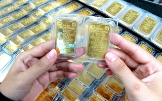 Giá vàng hôm nay 12.8.2025: Trong nước đắt hơn thế giới trên 17 triệu đồng/lượng