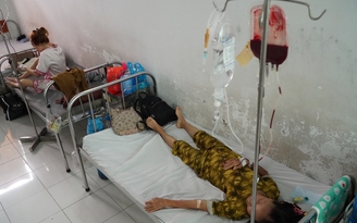 Bệnh nhân khốn đốn, hao mòn vì ngân hàng máu miền Tây thiếu máu