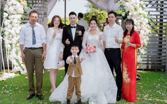 Con dâu hạnh phúc với những món quà quê từ nhà chồng