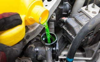 Vì sao nước làm mát động cơ ô tô, xe máy có nhiều màu khác nhau?