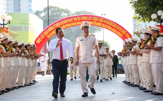 Công an TP.HCM dâng hương, dâng hoa ở Tượng đài Công an nhân dân